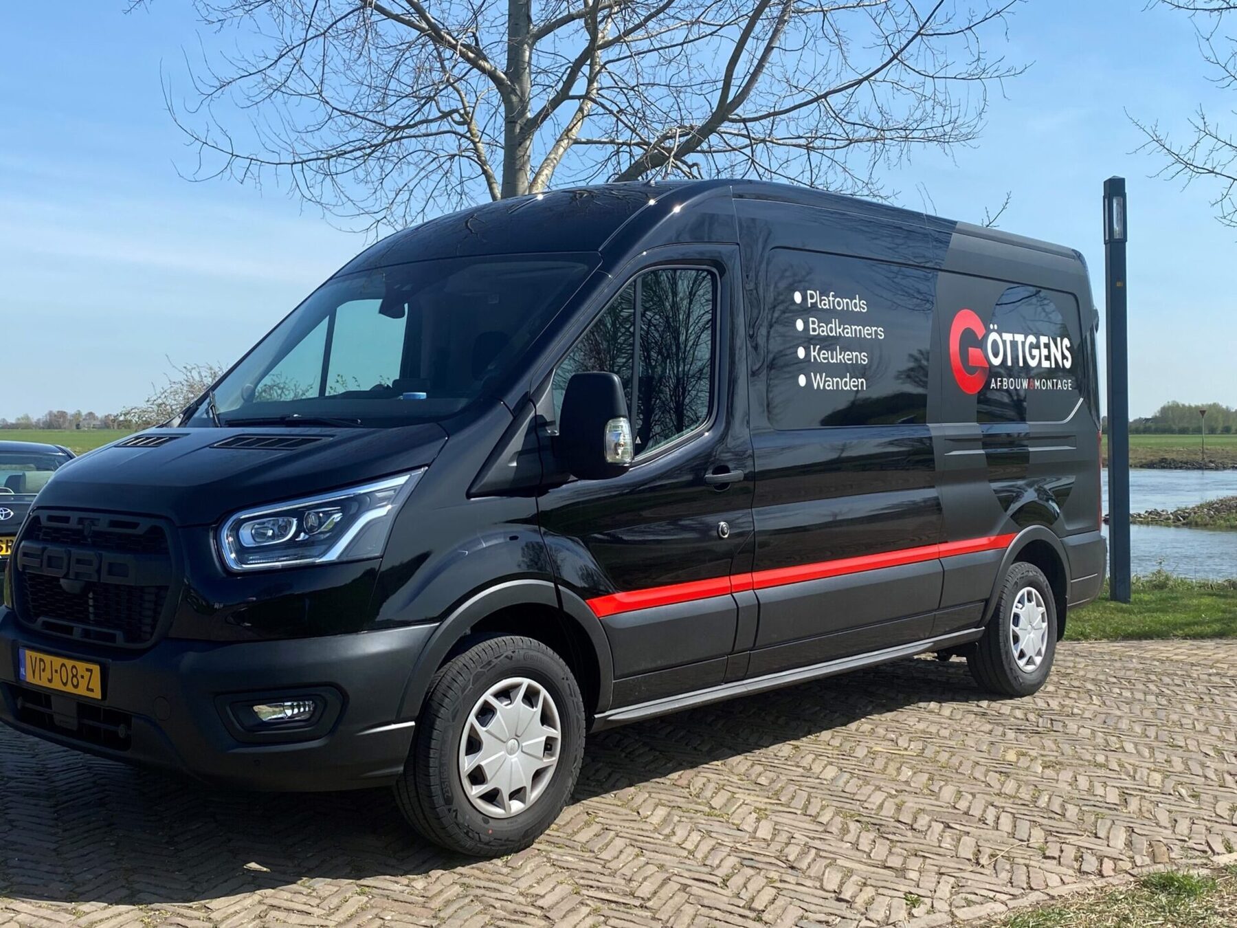 Bedrijfsbus van Göttgens Afbouw & Montage